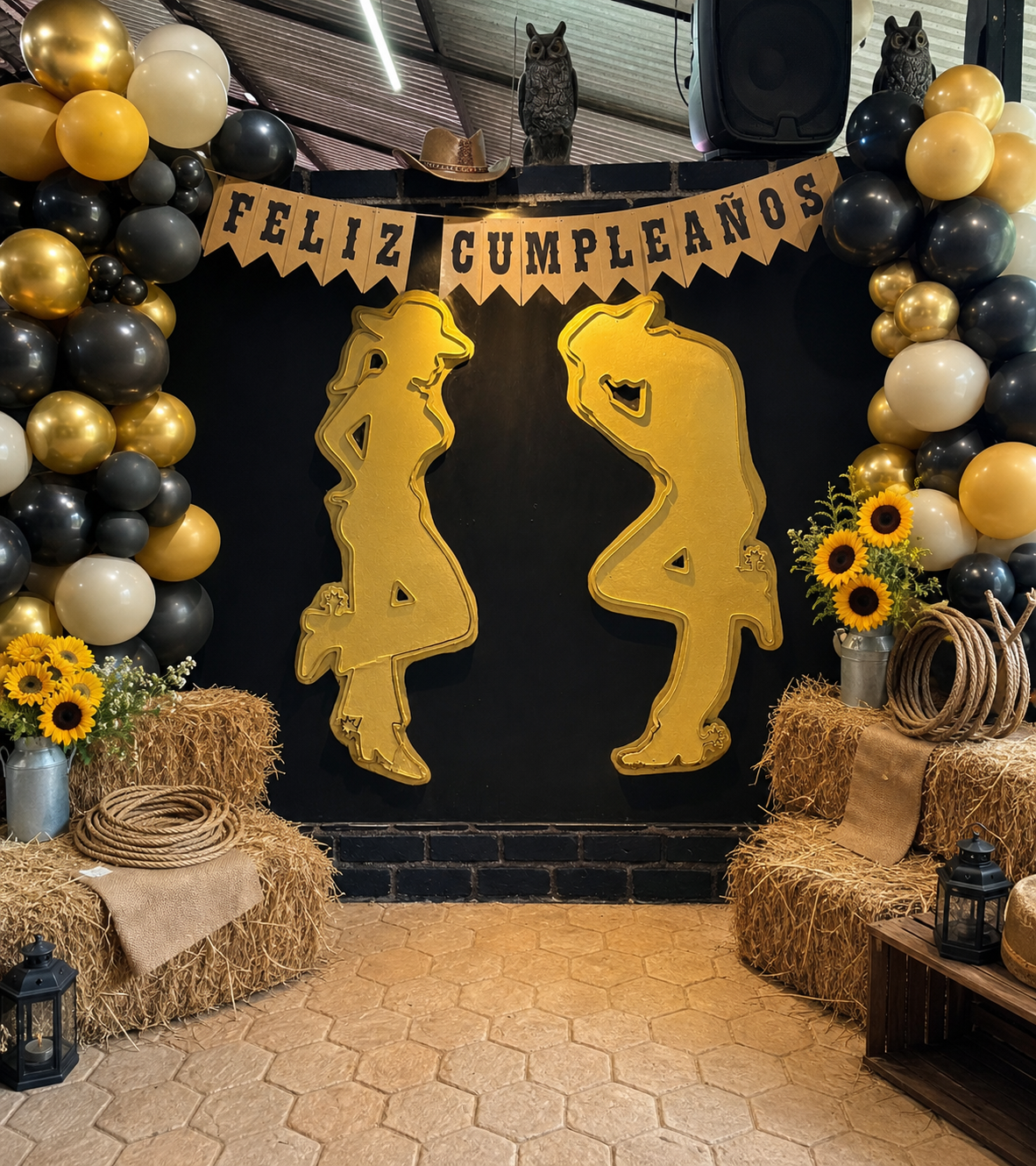 Decoración de eventos dorada y negra